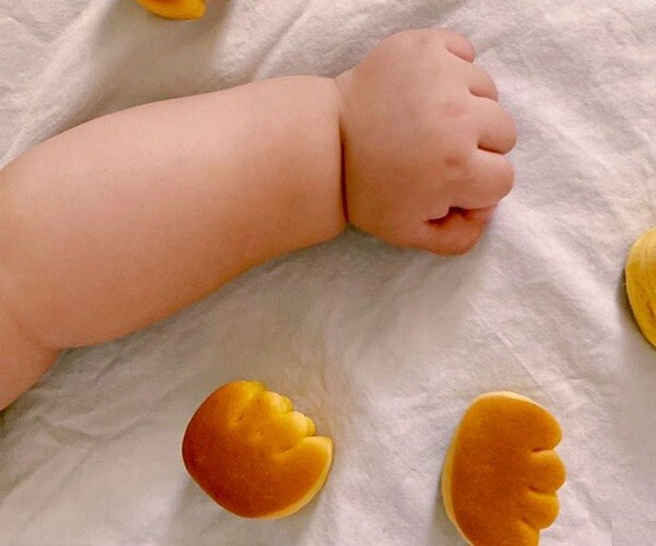 Em bé thông minh biết dùng tay ra tín hiệu, mẹ vui thầm nếu bàn tay có 4 biểu hiện này - 1