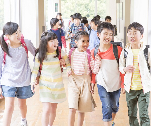 Trẻ chơi với ai, tương lai sẽ giống người đó, bố mẹ thông minh dạy con chọn bạn tử tế - 1