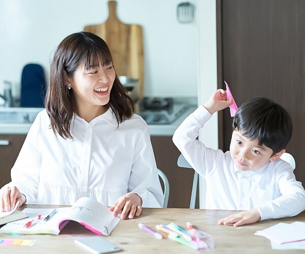 Bố mẹ nói nhiều hay ít sẽ làm tăng khoảng cách chỉ số IQ của trẻ sau 4 năm - 1