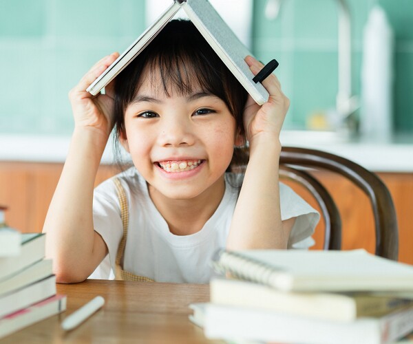 Không chỉ IQ cao: 4 dấu hiệu bố mẹ nhận ra con có tố chất học sinh giỏi - 1