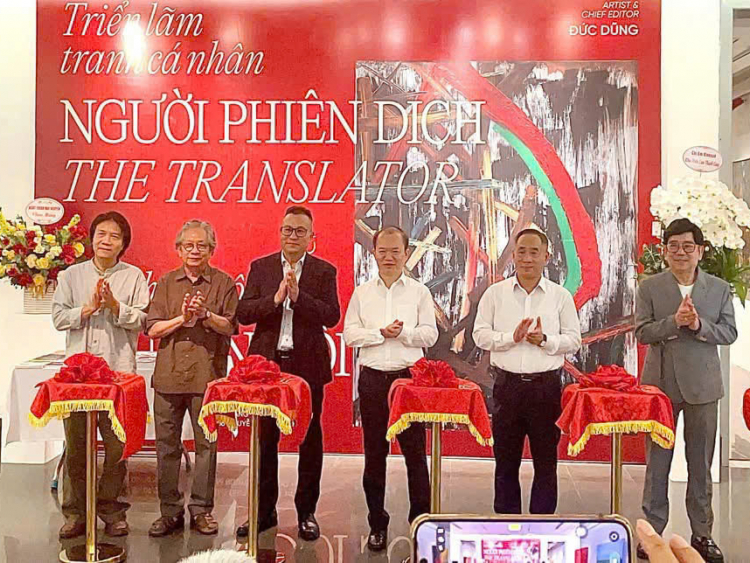 Giao lộ giữa tư duy số và tâm hồn mỹ thuật trong Triển lãm và ra mắt sách của họa sĩ, dịch giả Nguyễn Đức Dũng