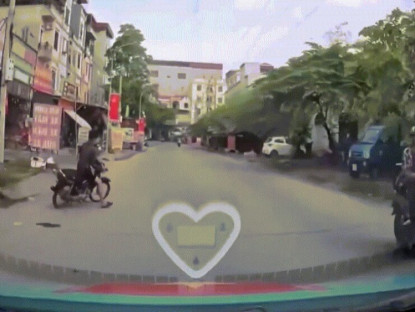 Giao thông - Clip: Quay xe 180 độ không nhìn phía sau, thanh niên bị ô tô đâm ngã lộn nhào