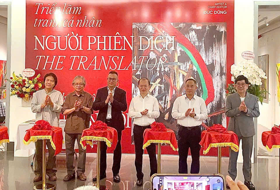 Giao lộ giữa tư duy số và tâm hồn mỹ thuật trong Triển lãm và ra mắt sách của họa sĩ, dịch giả Nguyễn Đức Dũng - 1
