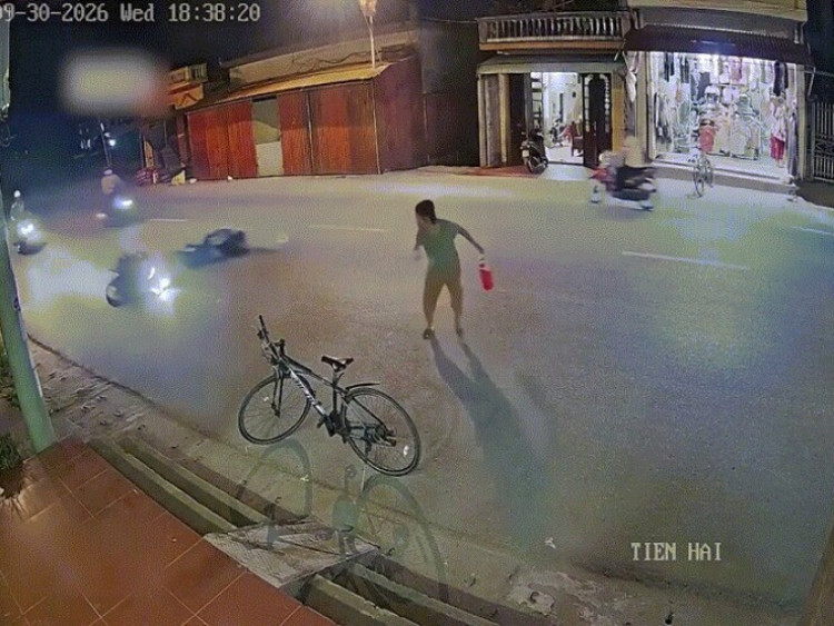 Clip: Người phụ nữ đi bộ bị xe máy trượt dài trên đường đâm trúng khó tin