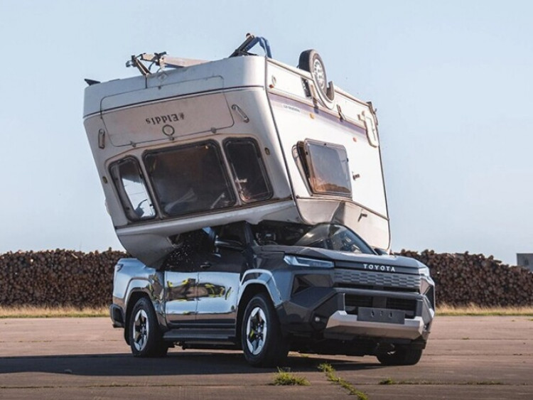 Toyota Hilux EV bị caravan 760kg “giáng” từ độ cao 9m vẫn chạy bình thường