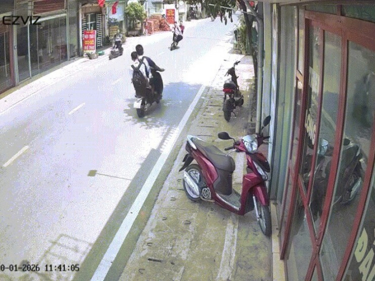 Giao thông - Clip: Hai thiếu niên lạng lách, đánh võng rồi trượt dài trên đường