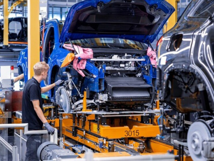Giao thông - Mercedes-Benz có thể đóng cửa hai nhà máy tại Đức vì giá nhân công cao
