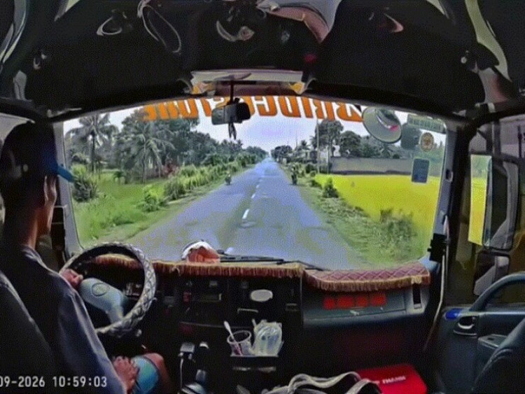 Clip: Nữ sinh sang đường khiến ô tô đánh lái gấp, cử chỉ sau đó của tài xế gây chú ý