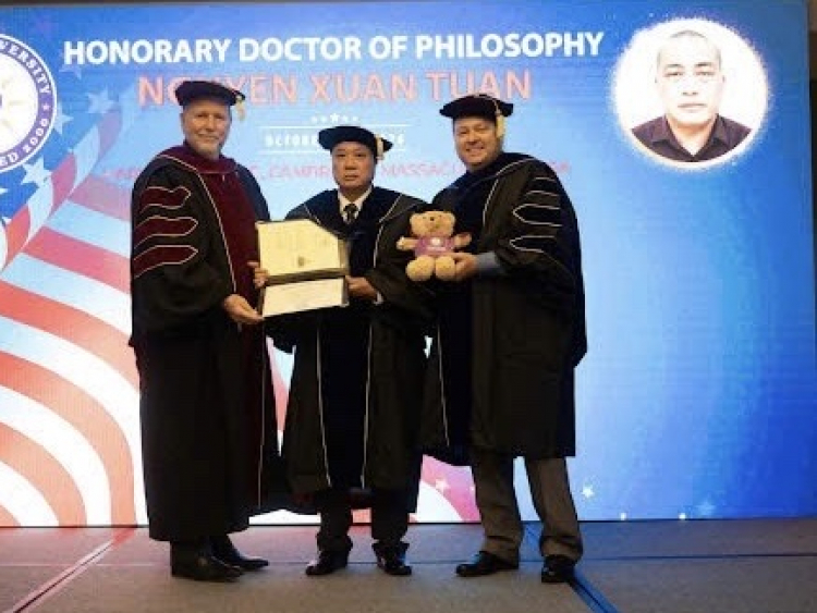 Nhà văn, nhà nghiên cứu Nguyễn Xuân Tuấn được Đại học Nobel (Hoa Kỳ) tặng bằng Tiến sĩ danh dự