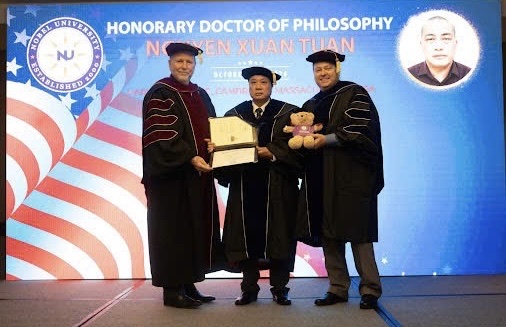 Nhà văn, nhà nghiên cứu Nguyễn Xuân Tuấn được Đại học Nobel (Hoa Kỳ) tặng bằng Tiến sĩ danh dự - 1