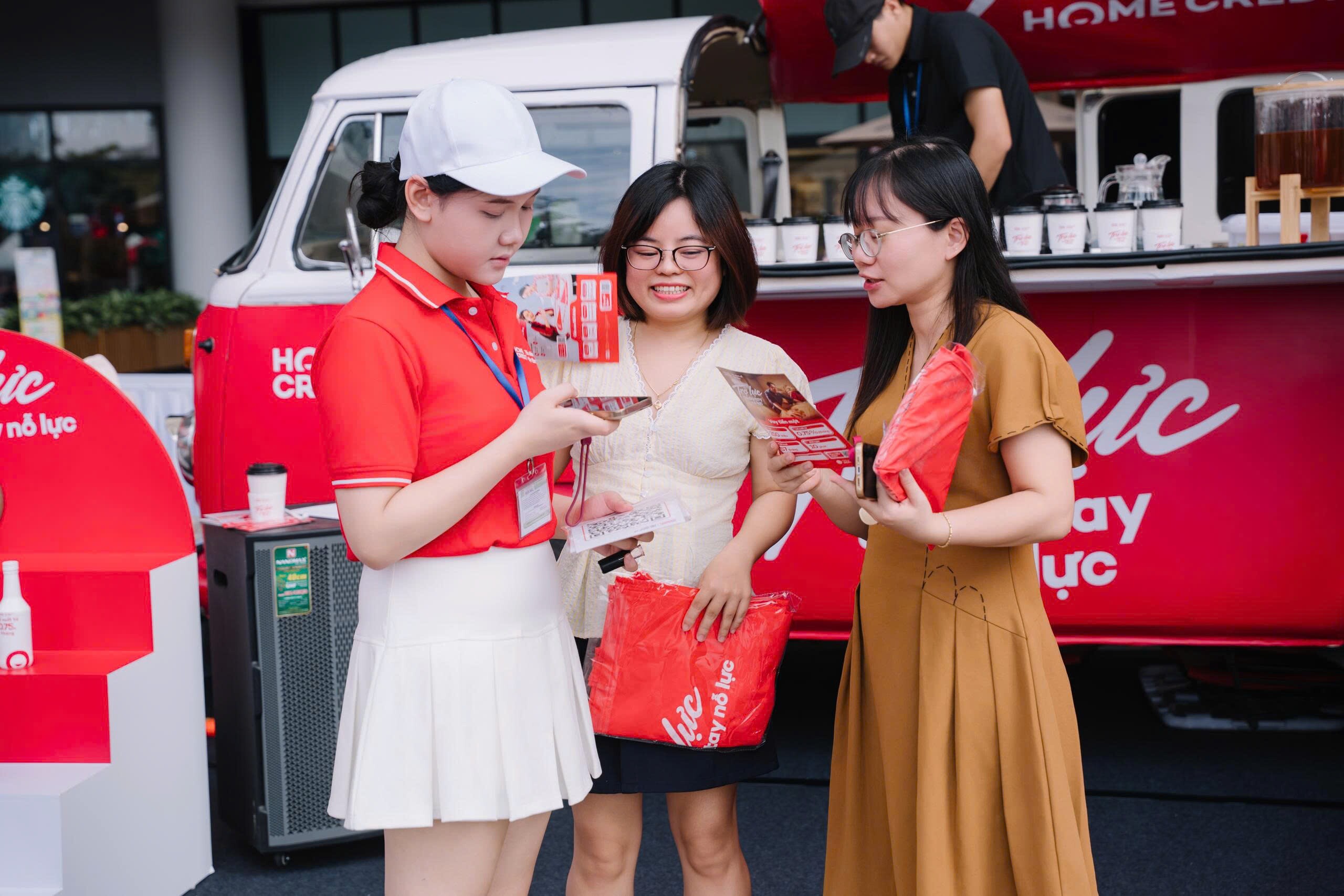 “Trạm Trợ Lực Home Credit” tiếp sức hơn 3.000 đôi tay nỗ lực ở 5 điểm chạm tại TP.HCM và Hà Nội - 7