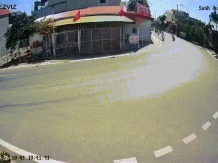Clip: Nam sinh ôm cua mất lái, suýt chui gầm ô tô rồi 