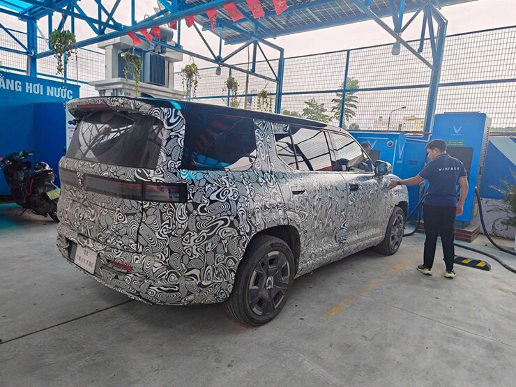 VinFast VF 9 sắp “lột xác”, dáng vuông như Santa Fe, thêm REEV đi hàng nghìn km? - 1
