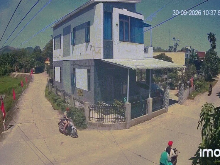 Clip: Hai xe máy lao nhanh qua nút giao cắt, màn 