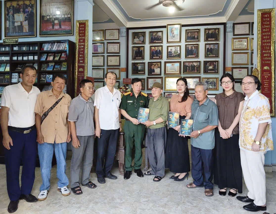 Về Hưng Yên thăm những người giữ lửa văn chương và ký ức - 2
