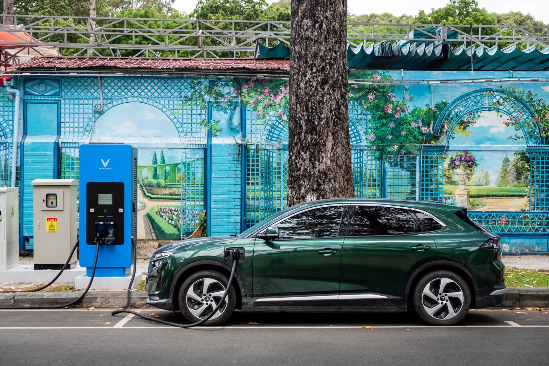 Không có sạc tại nhà, chủ xe điện nạp pin thế nào mỗi tuần? - 1