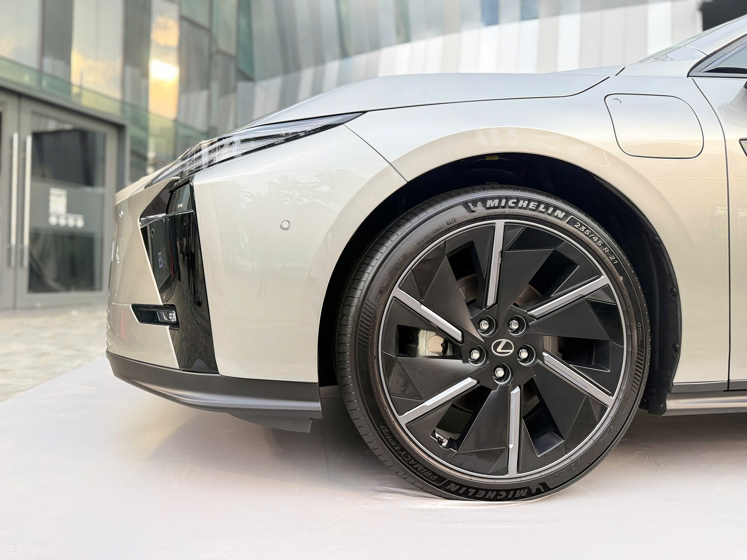 Lexus giới thiệu bộ đôi ES Hybrid và thuần điện thế hệ mới - 7