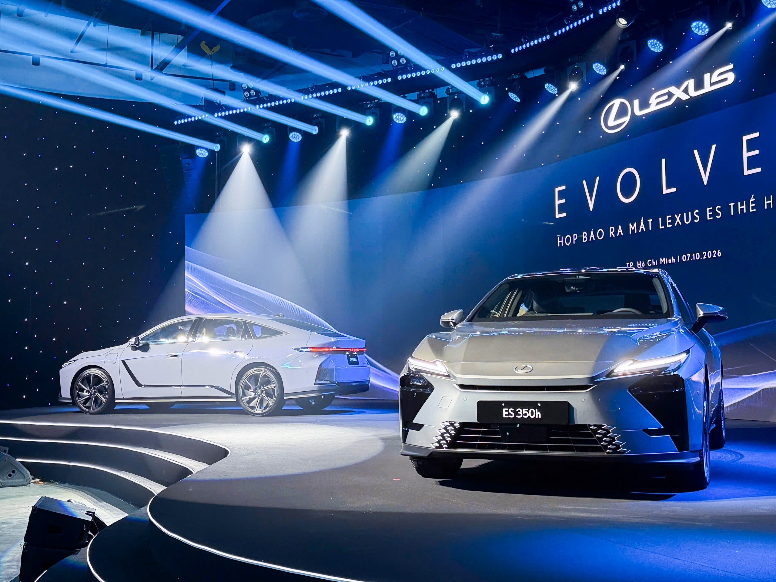 Lexus giới thiệu bộ đôi ES Hybrid và thuần điện thế hệ mới - 1