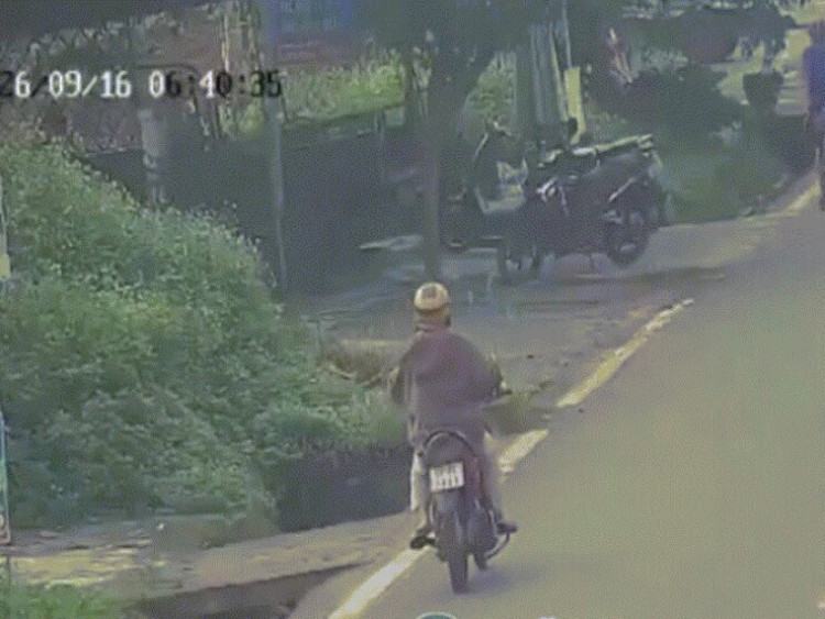 Clip: Xe máy đi ngược chiều lao vào xe đạp, ngã nhào xuống rãnh thoát nước