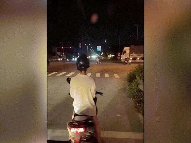 Giao thông - Clip: Xe cứu thương hú còi inh ỏi, nam thanh niên đi xe máy vẫn đứng im khó hiểu