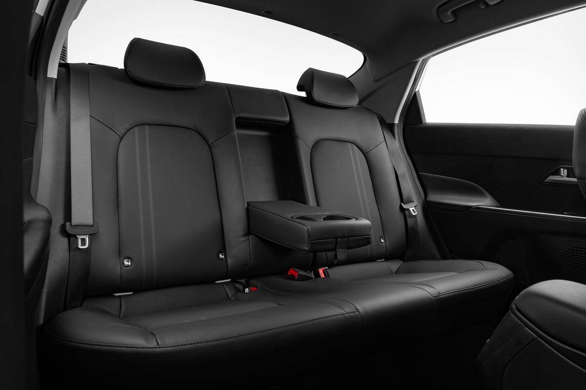 Hàng sau gánh thêm ghế trẻ em: Sedan hạng B lộ điểm mạnh yếu ra sao? - 2