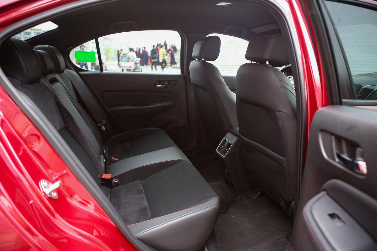 Hàng sau gánh thêm ghế trẻ em: Sedan hạng B lộ điểm mạnh yếu ra sao? - 3