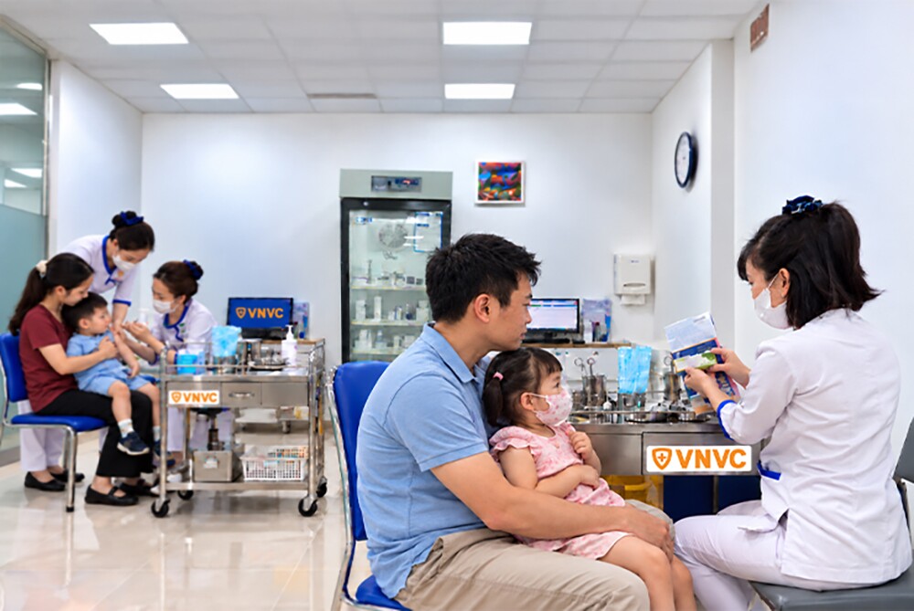 Hơn 100.000 trẻ em trên toàn quốc được tiêm vắc xin tay chân miệng sớm tại VNVC - 2