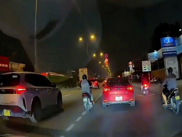 Giao thông - Clip: Xe máy lao vào dải phân cách, người đàn ông ngã ra đường bị ô tô tông trúng