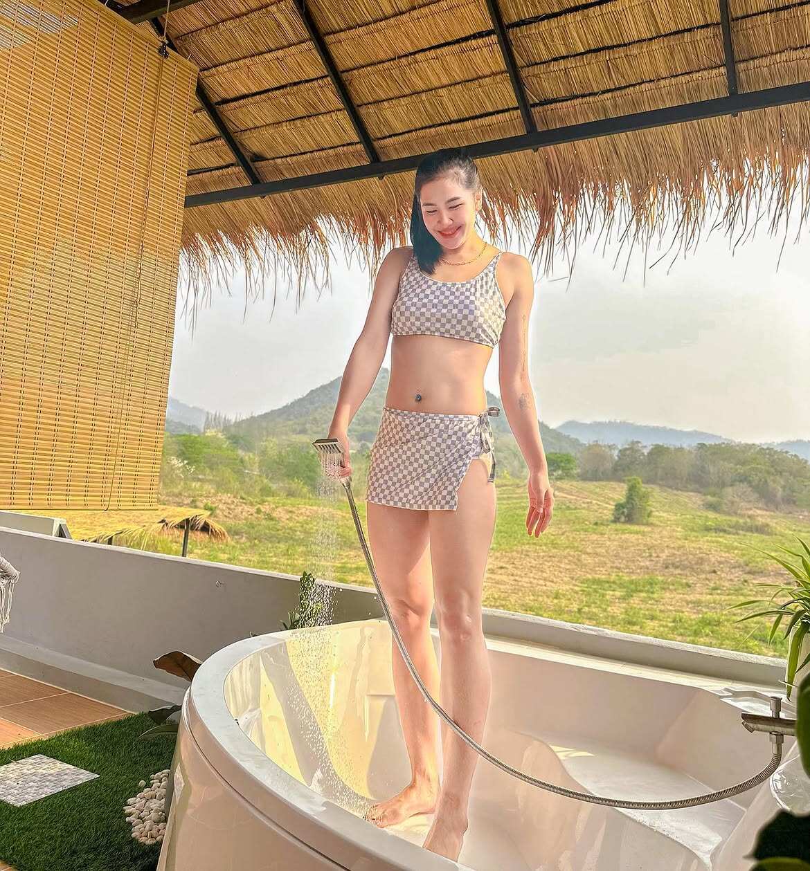 Mê mẩn với ảnh bikini của sao bóng chuyền Thái Lan sắp thi đấu ở Việt Nam - 5