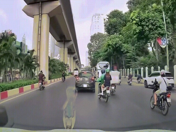 Giao thông - Clip: Chuyển hướng thiếu quan sát, xe máy tông đuôi ô tô cực mạnh
