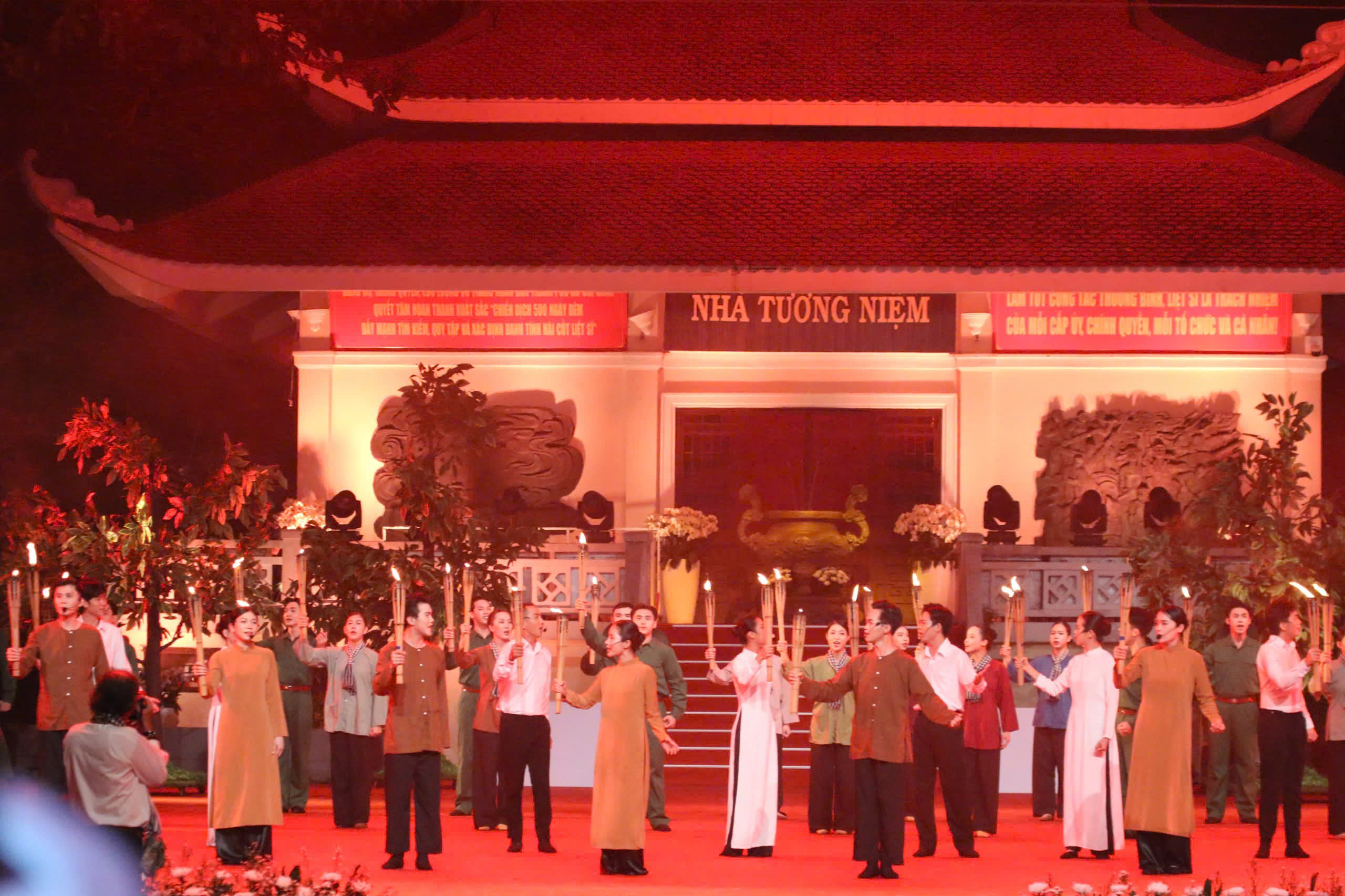 Dạt dào cảm xúc “Khúc tri ân” tưởng nhớ các anh hùng, liệt sĩ - 1