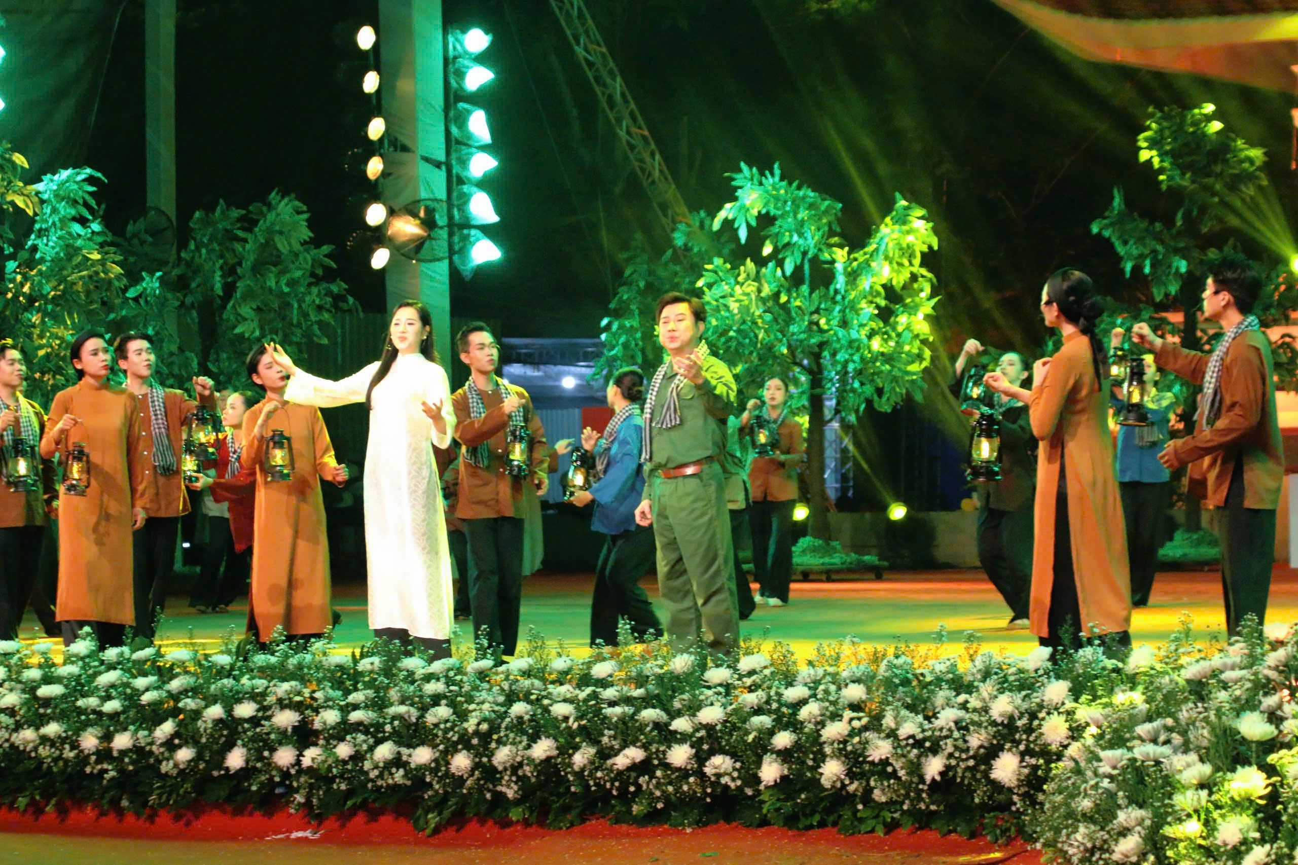 Dạt dào cảm xúc “Khúc tri ân” tưởng nhớ các anh hùng, liệt sĩ - 4