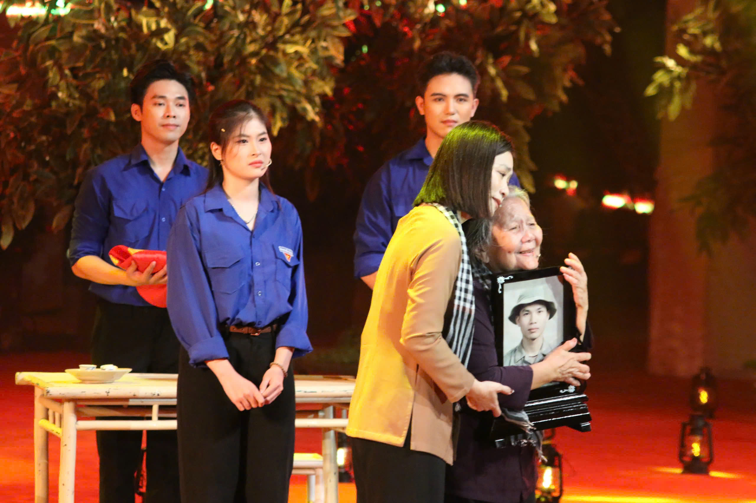 Dạt dào cảm xúc “Khúc tri ân” tưởng nhớ các anh hùng, liệt sĩ - 7