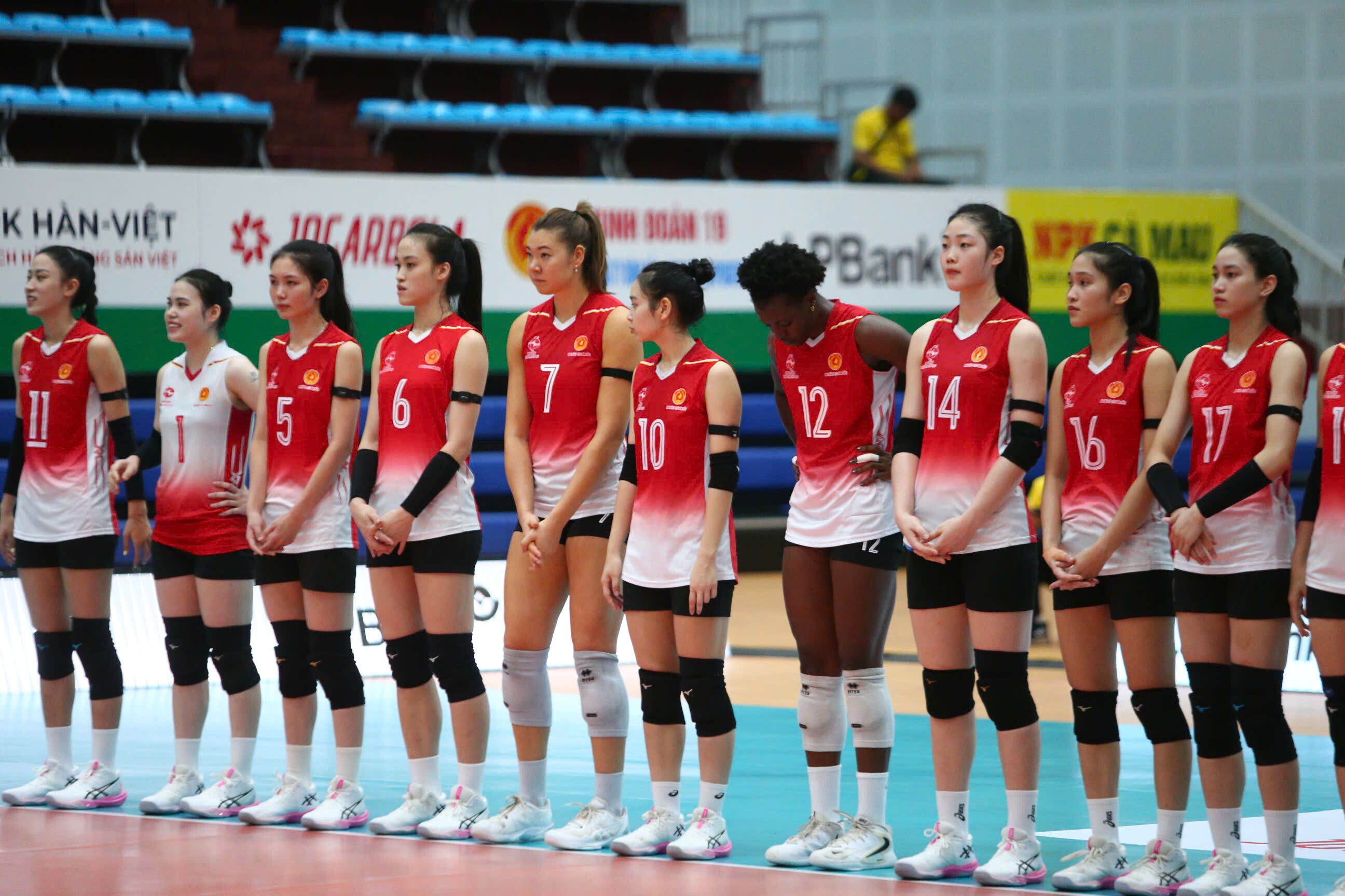 Dàn chân dài bóng chuyền VN đại chiến, siêu ngoại binh giúp Hà Nội thắng nghẹt thở 5 set - 2