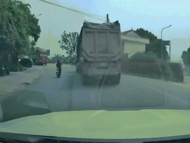 Clip: Rùng mình pha vượt xe 