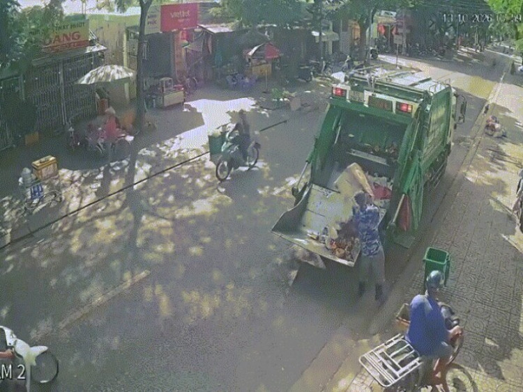 Giao thông - Clip: Hết hồn xe máy đâm cực mạnh vào cạnh xe rác đang dừng trên đường