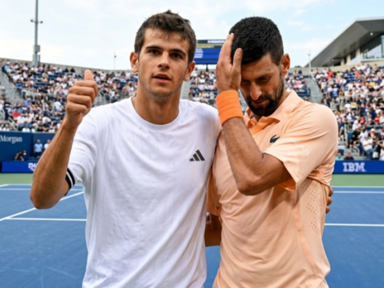 Djokovic nhận cú sốc từ 