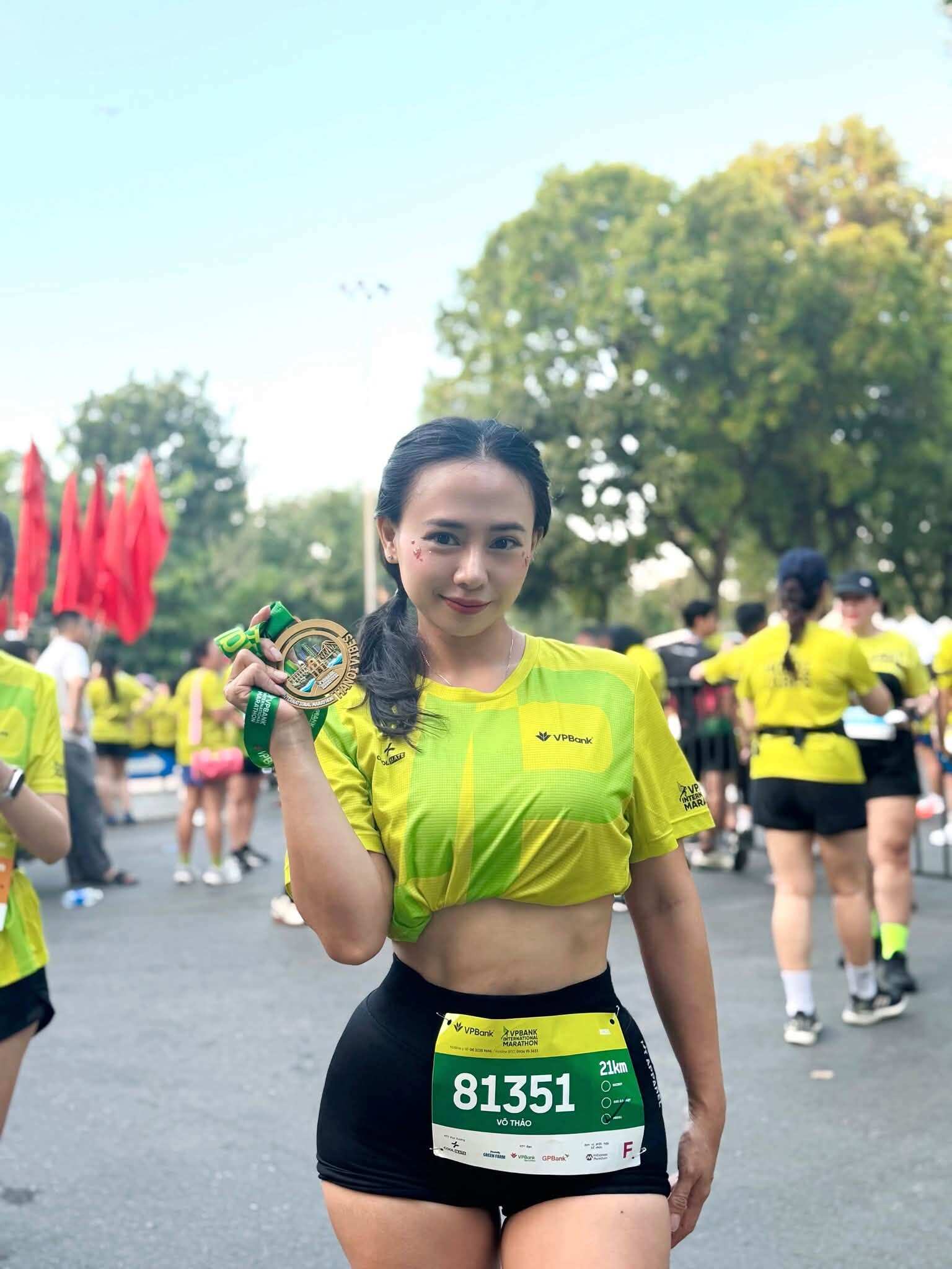 Dàn mỹ nhân khuấy đảo đường chạy Hà Nội, hot girl hóa thân thành "người nhện" - 3