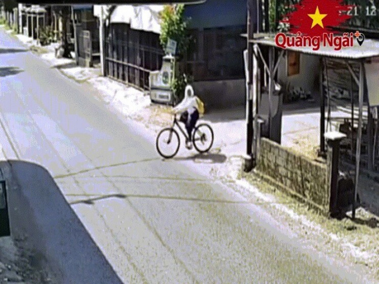 Giao thông - Clip: Pha ôm cua khó hiểu, xe đạp và xe máy lao thẳng vào cổng nhà dân