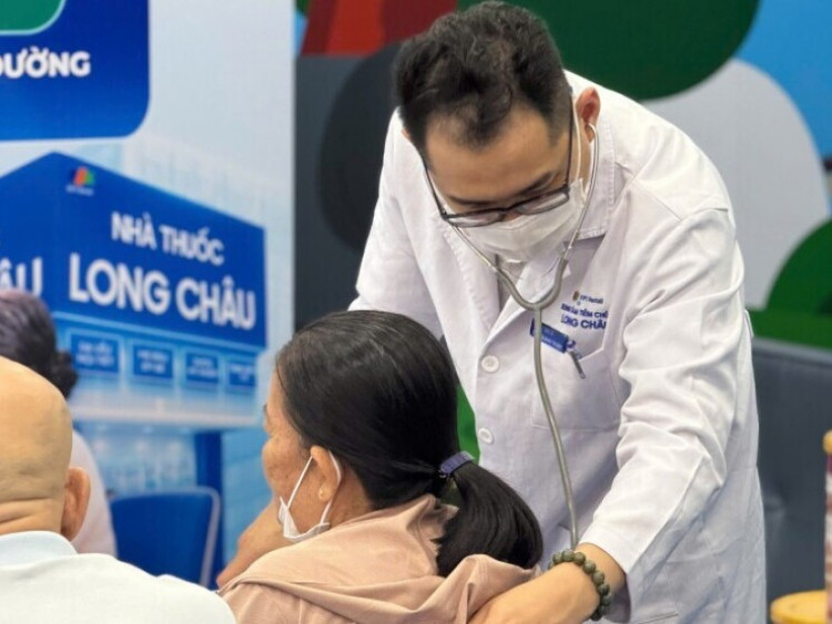 Thông tin doanh nghiệp - “Bác sĩ ngay đây, An tâm từ đây”: Hàng trăm người dân tầm soát miễn phí, tư vấn sức khỏe cùng bác sĩ ngay tại nhà thuốc Long Châu