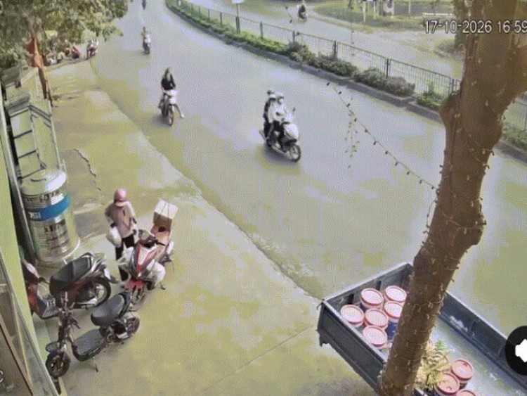 Clip: Hai cô gái ôm cua mất kiểm soát, lao xe cực mạnh vào thùng ô tô