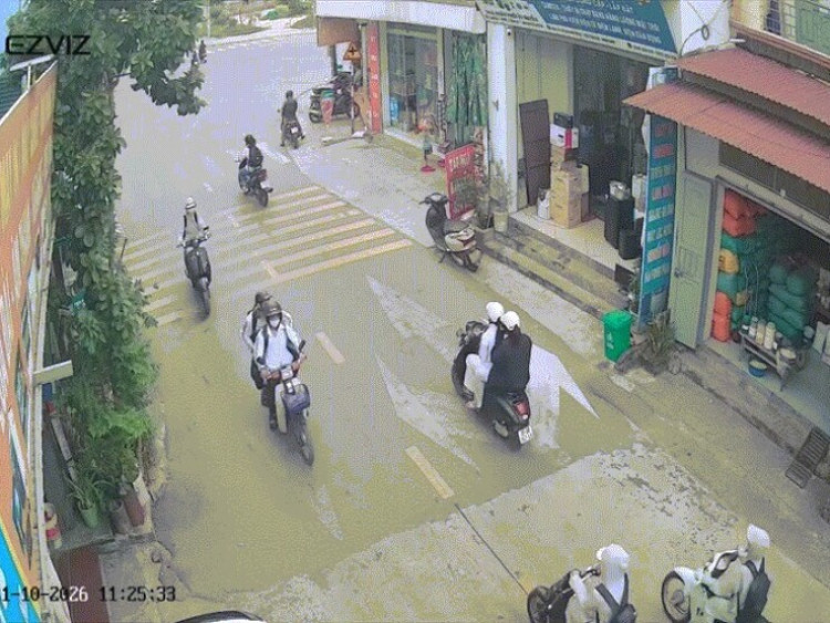 Giao thông - Clip: Cặp đôi học sinh vượt ẩu, 3 xe máy va chạm liên tiếp rồi ngã nhào