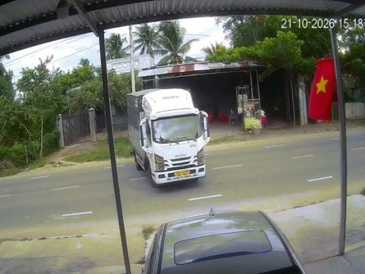 Clip: Xe máy cố vượt ô tô quay đầu và cái kết “dở khóc dở cười”