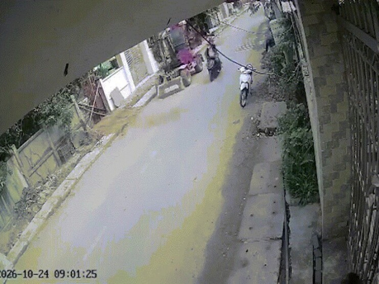 Clip: Hãi hùng cần máy xúc quật trúng xe máy, hất cặp đôi văng xa