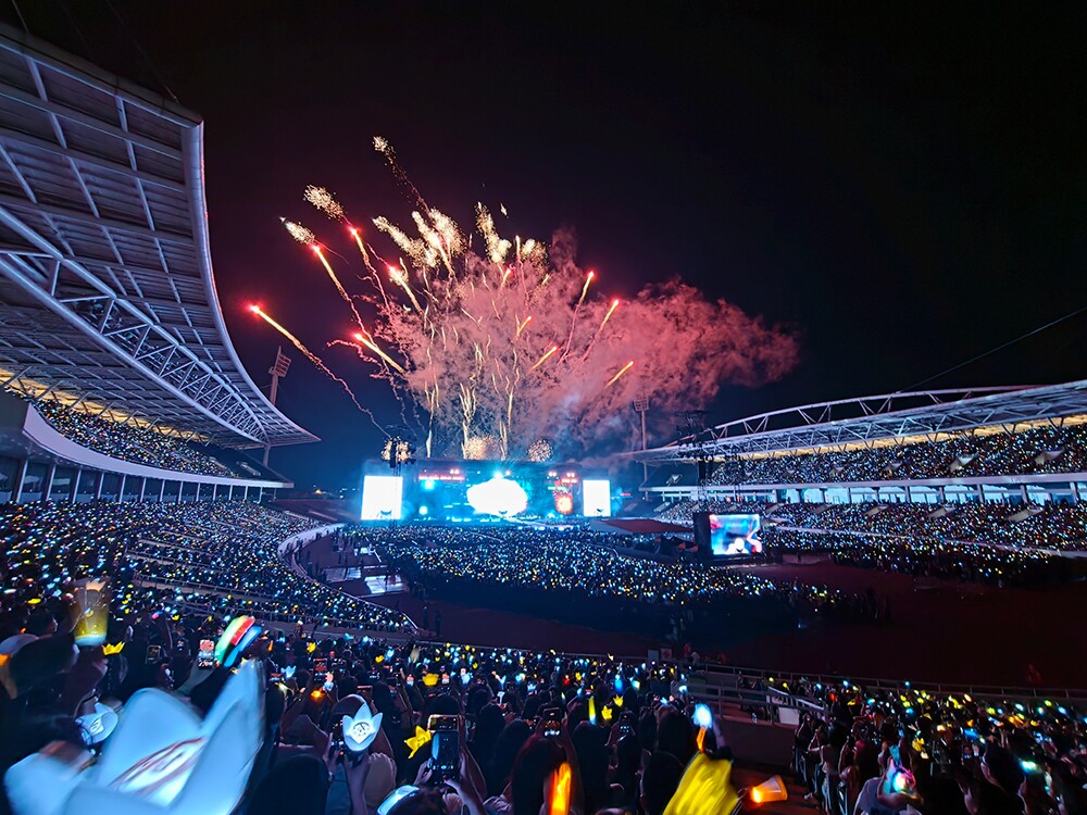 Concert BIGBANG Hà Nội: 45.000 V.I.P hát vang Haru Haru, Mỹ Đình hóa “biển vương miện vàng” - 10