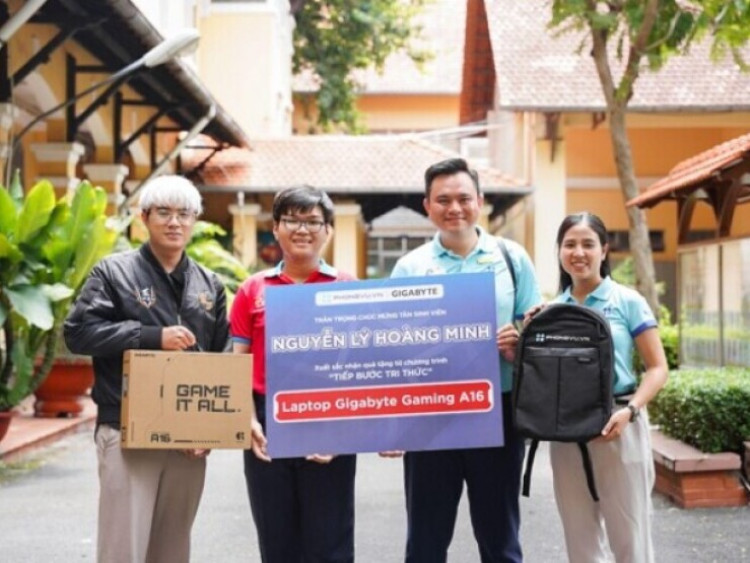 Thông tin doanh nghiệp - Phong Vũ trao tặng laptop cho tân sinh viên Bách Khoa vượt nghịch cảnh