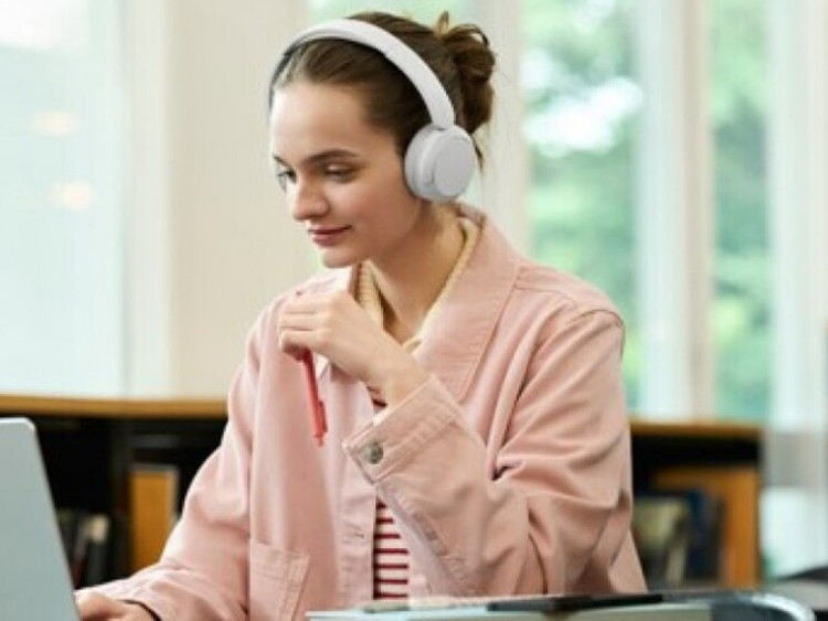 Thông tin doanh nghiệp - Một chiếc tai nghe cho học, họp và giải trí: Nên ưu tiên gì?