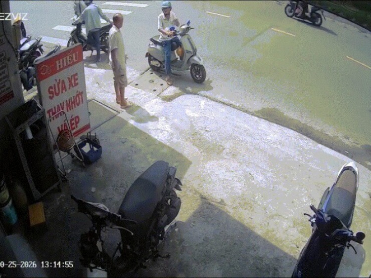 Clip: Đứng sát lề đường, người đàn ông vẫn bị Ninja tông ngã bất ngờ