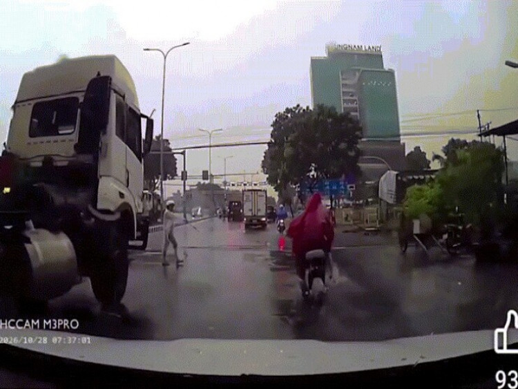 Giao thông - Clip: Nhân viên gác đường tàu cứu học sinh khỏi cú tông xe đầu kéo trong tích tắc