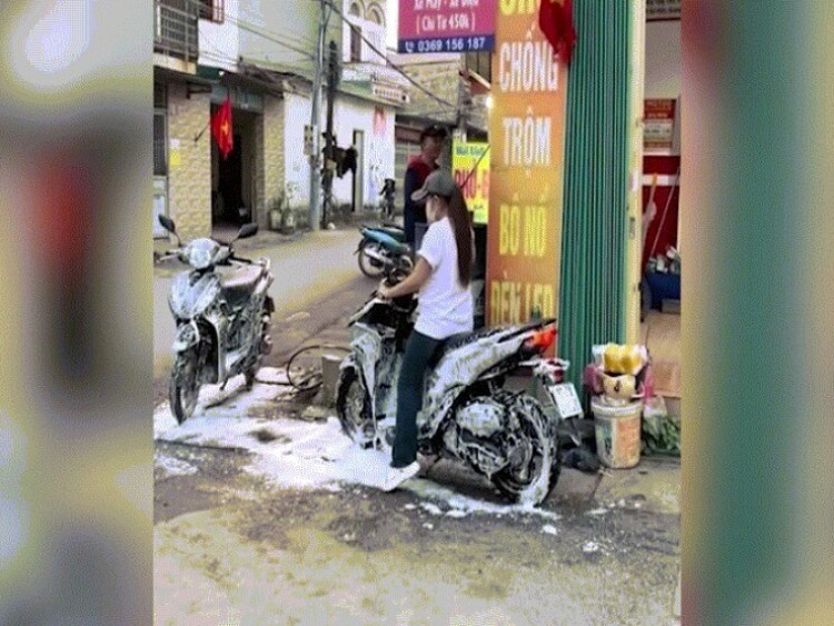 Clip: Cô gái lấy xe rời tiệm khi xà phòng vẫn phủ kín khiến nhân viên ngơ ngác